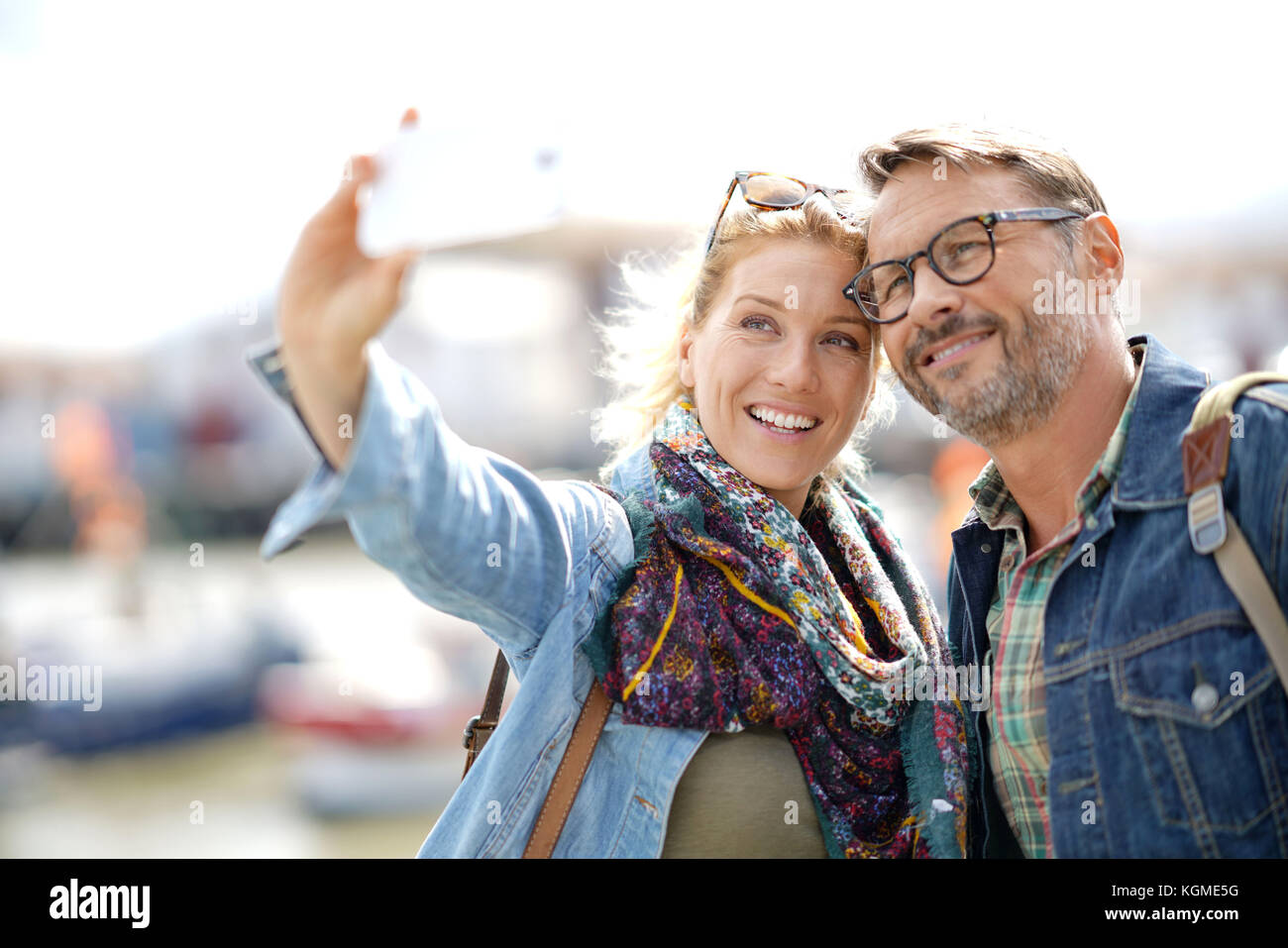 Coppia di turisti in vacanza prendendo selfie foto con lo smartphone Foto Stock