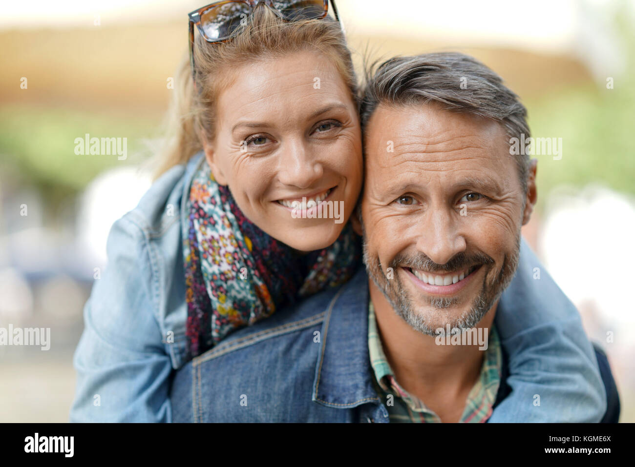 L uomo dando piggyback ride per donna Foto Stock