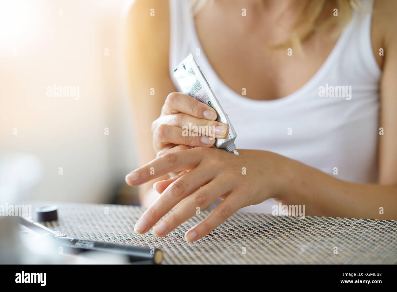 Primo piano sulla donna applicando le mani mano idratante-crema su Foto Stock