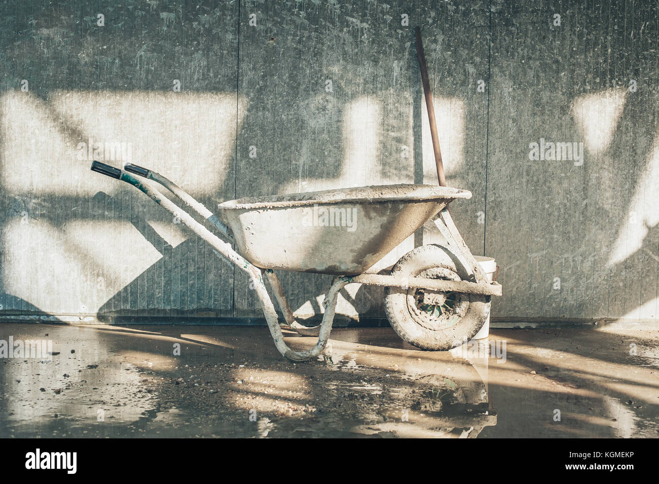 Carrello per cantiere presso l'impianto di produzione di calcestruzzo. Vista laterale Foto Stock