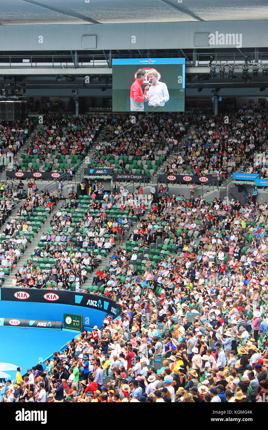 Rafael Nadal dando intervista a Rod Laver Arena dopo la sua partita vincente contro marcos daniel in australia open, 18. gennaio 2011 Foto Stock