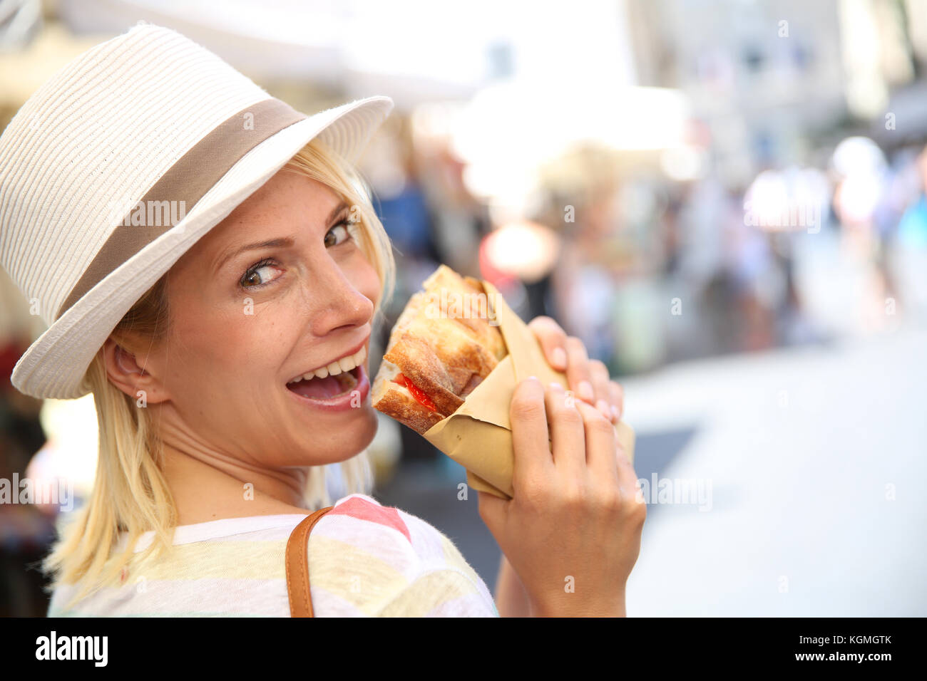 Allegro ragazza bionda a roma mangiare panino focaccia Foto Stock