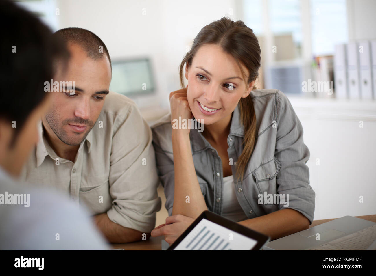 Manager con la gente di vendite la presentazione di bilancio Foto Stock