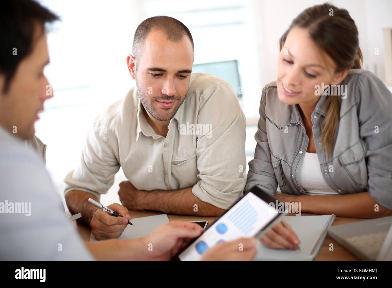 Manager con la gente di vendite la presentazione di bilancio Foto Stock