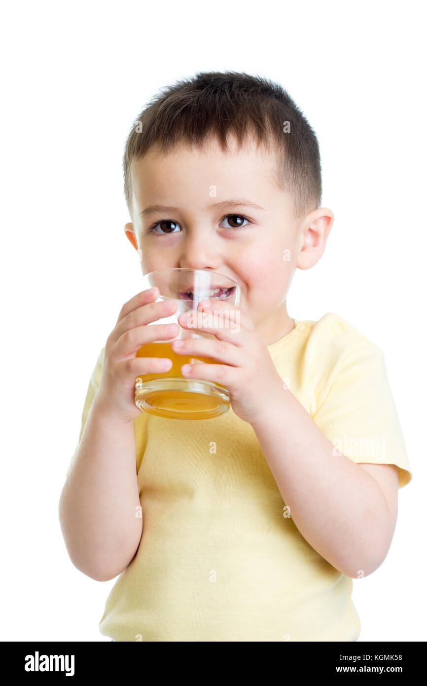 Happy little boy di bere succo di frutta fresco, isolato su sfondo bianco Foto Stock