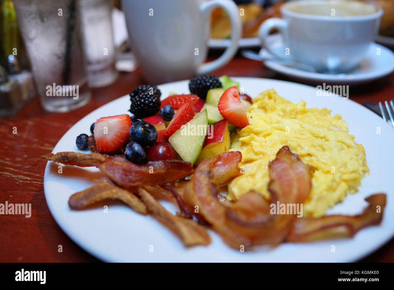 La prima colazione il piatto con uova e bacon Foto Stock