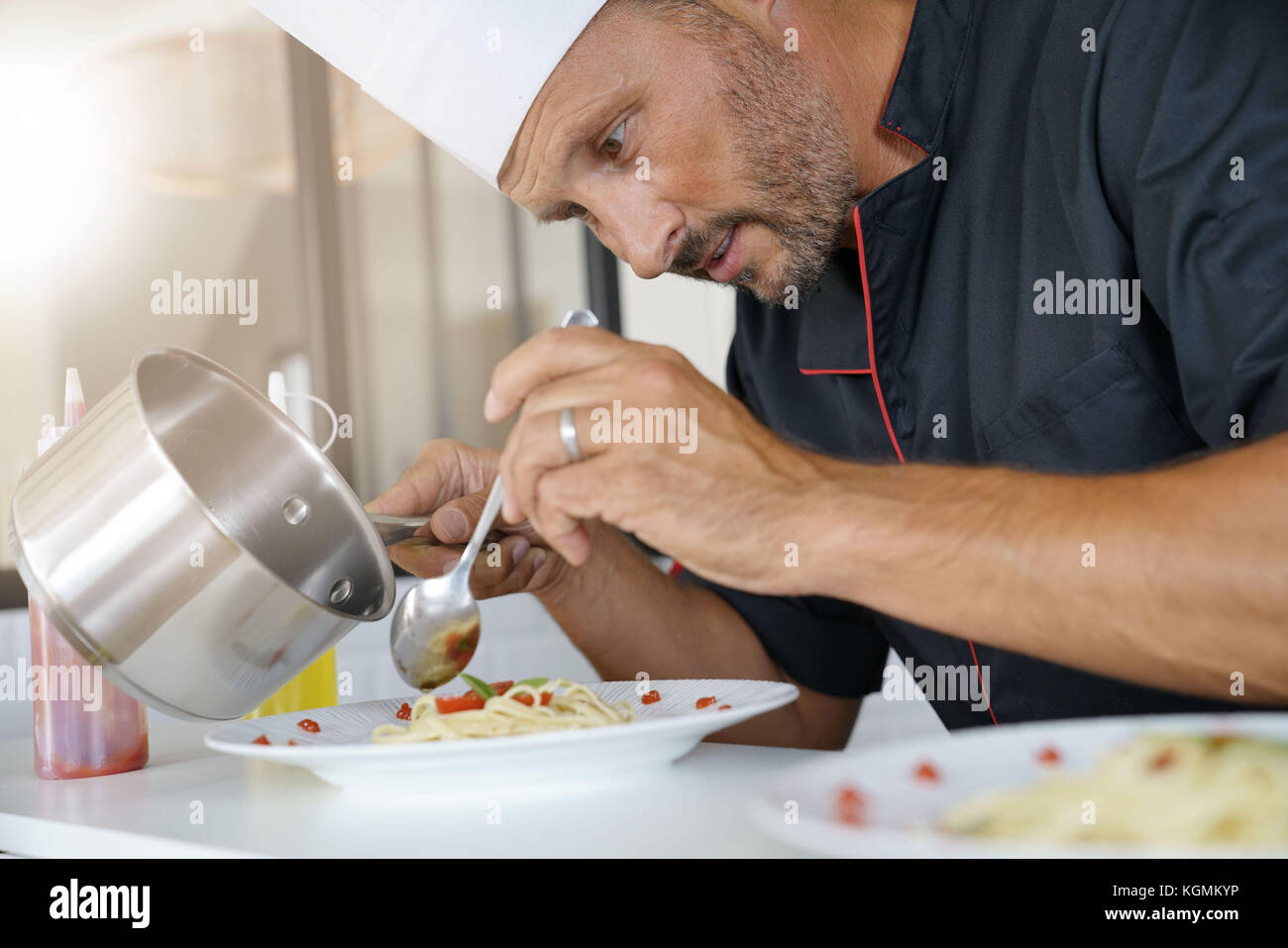 Chef di cucina privata preparazione speciale piatto di pasta Foto Stock
