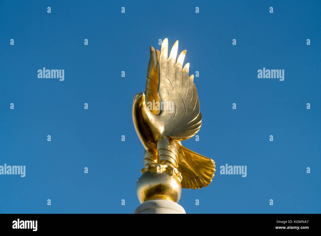 Goldener Adler auf dem malta memorial, Floriana, Valletta, Malta | golden eagle della malta memorial, Floriana, Valletta, Malta Foto Stock