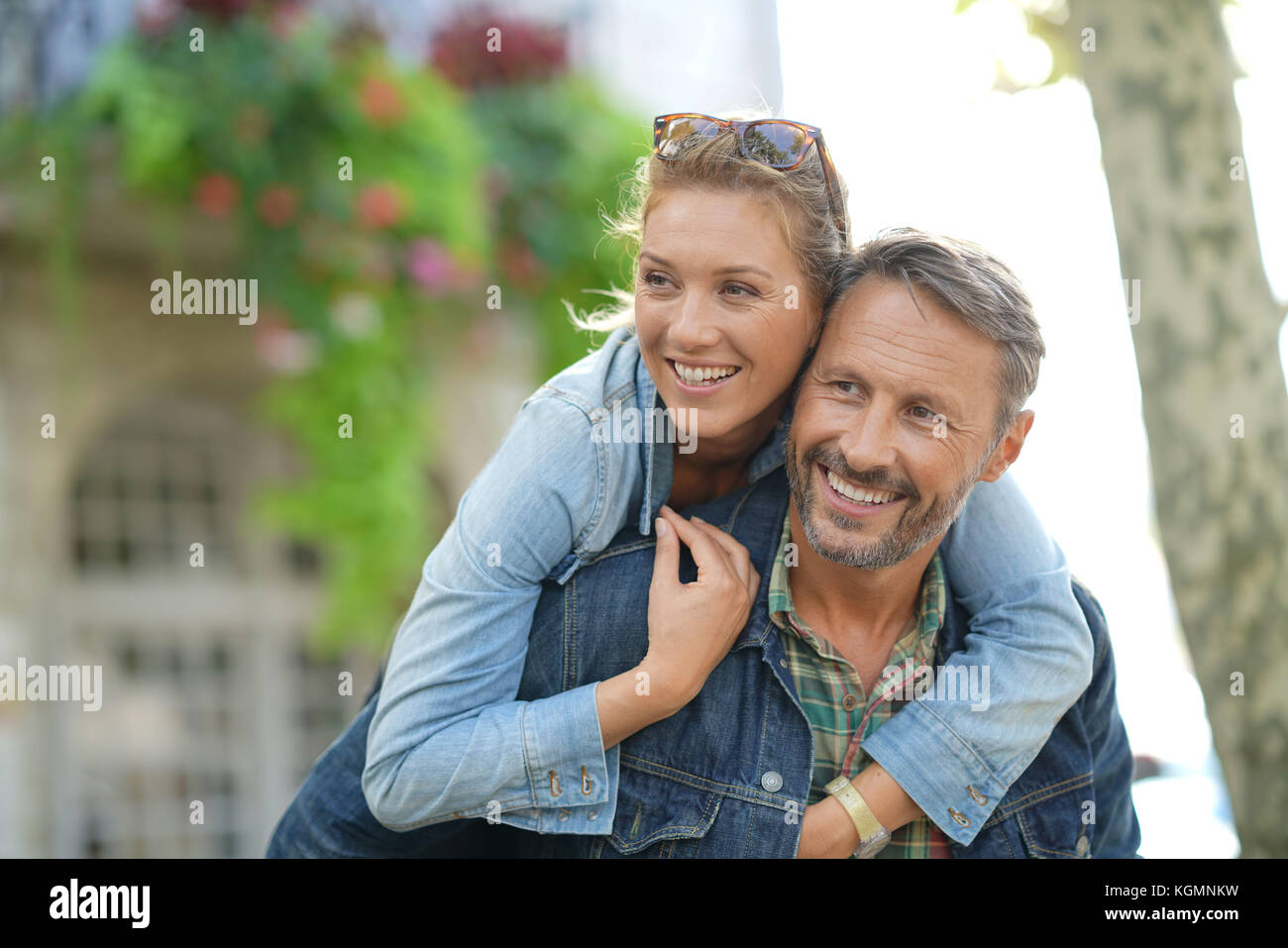 L uomo dando piggyback ride per donna Foto Stock