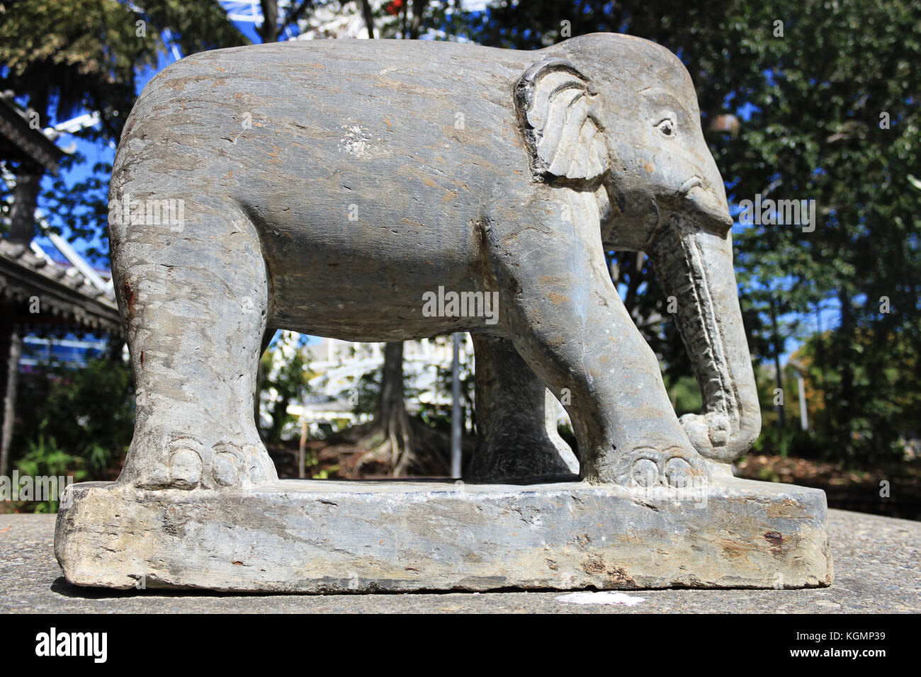 Statua di elefante accanto al Nepal pagoda della pace nel South Bank Parklands, Brisbane, Australia, 9.novembre 2011 Foto Stock