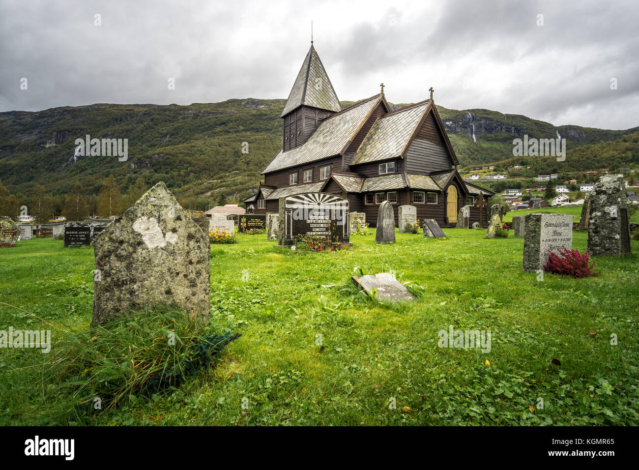 Doga chiesa e cimitero di roldal in luce drammatica in una piovosa giornata moody. la Norvegia. Foto Stock