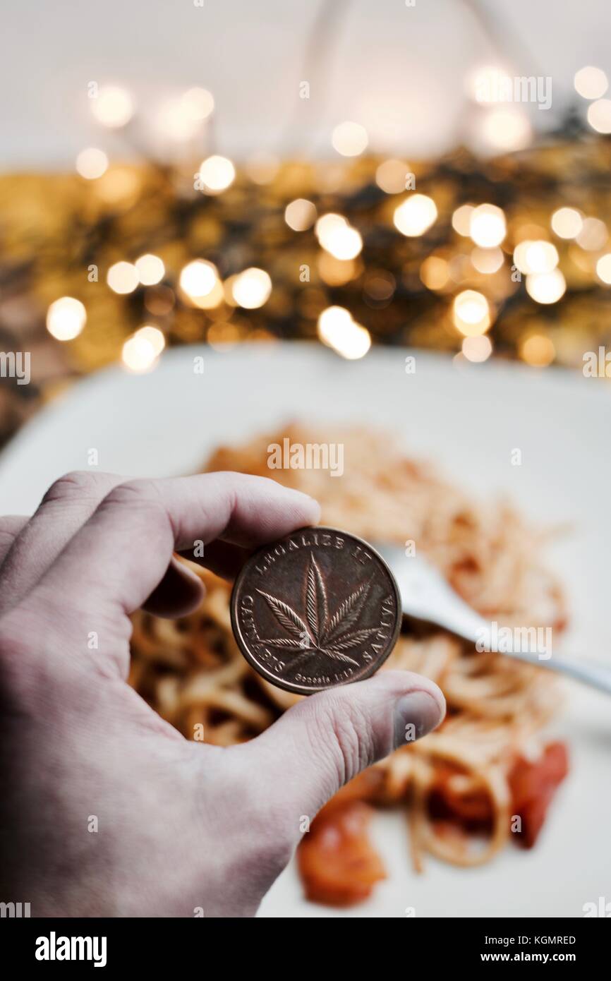 La marijuana in ottone moneta con foglia. La pasta italiana La cucina del concetto di cibo. Foto Stock