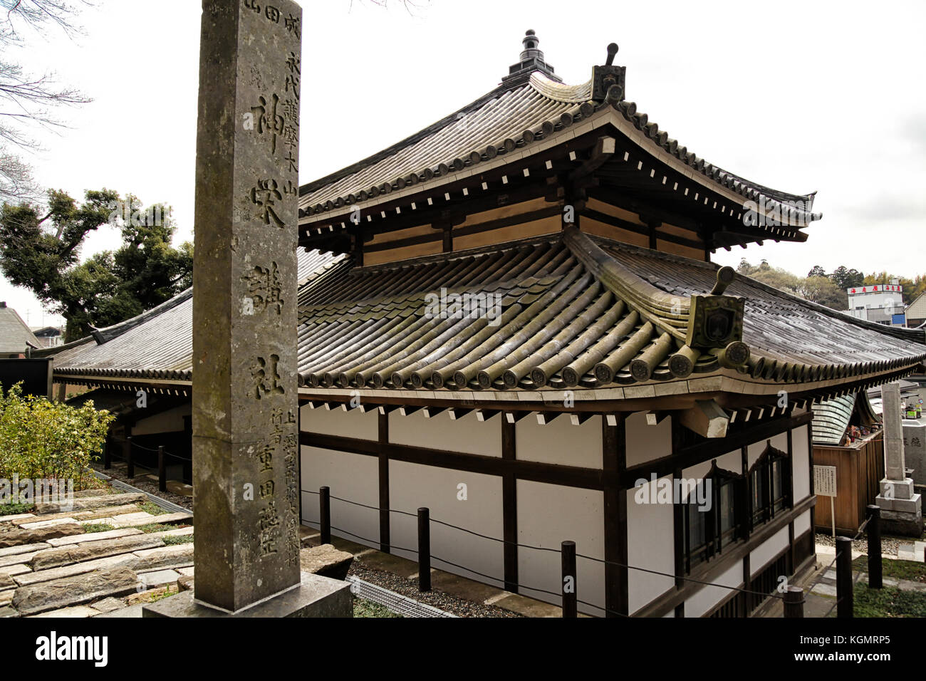 Grande complesso di edifici e giardini che circondano il tempio naritasan nel centro di Narita, Chiba, Giappone, 16.aprile 2012 Foto Stock