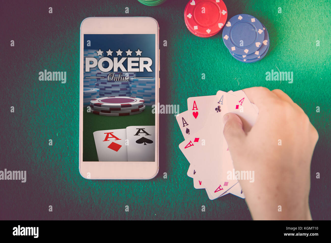 Schermata di poker smartphone, chip e carte su tavolo del poker online e concetto di gioco. Foto Stock