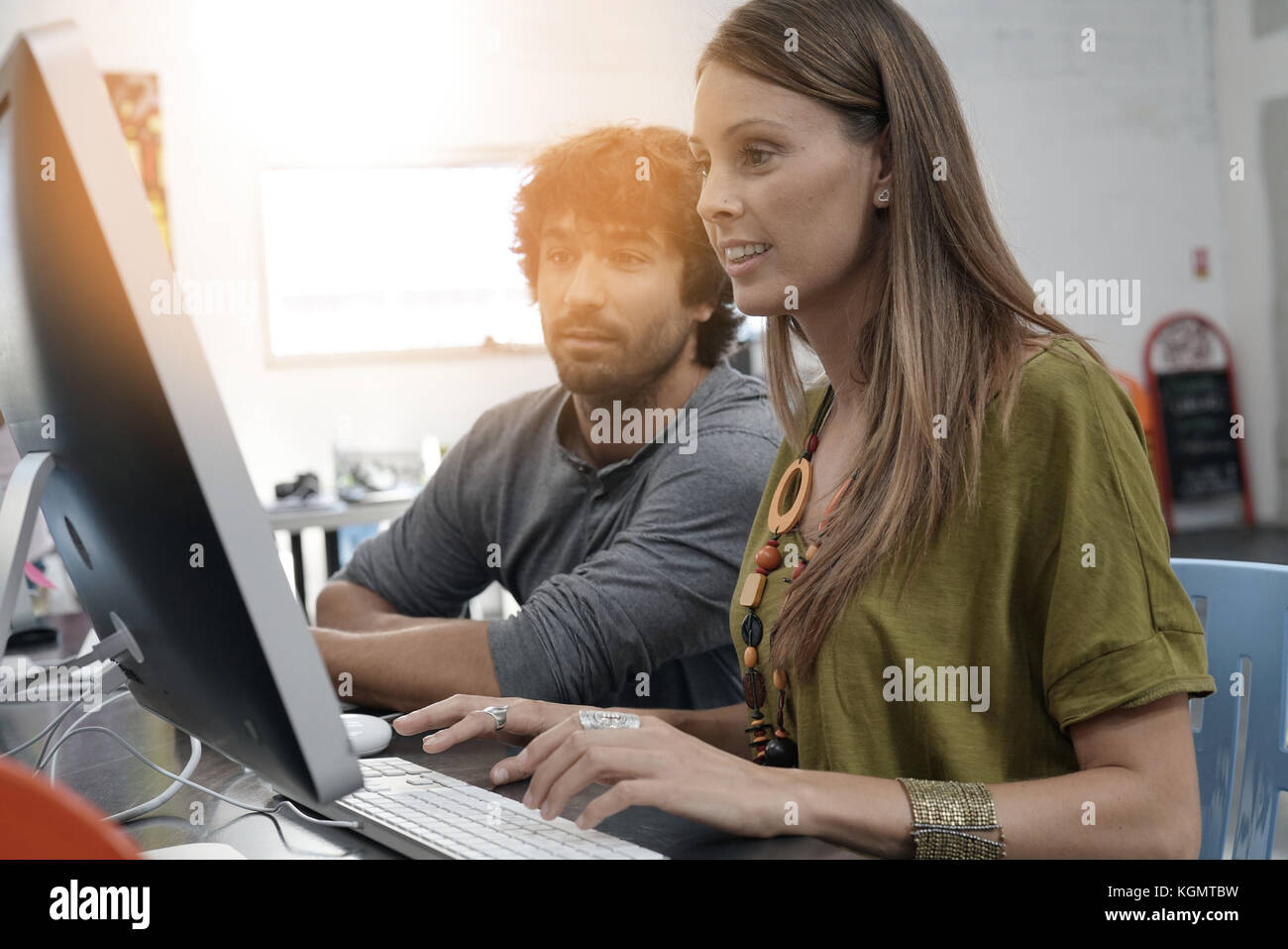 Collaboratori in ufficio a lavorare sul progetto in desktop Foto Stock