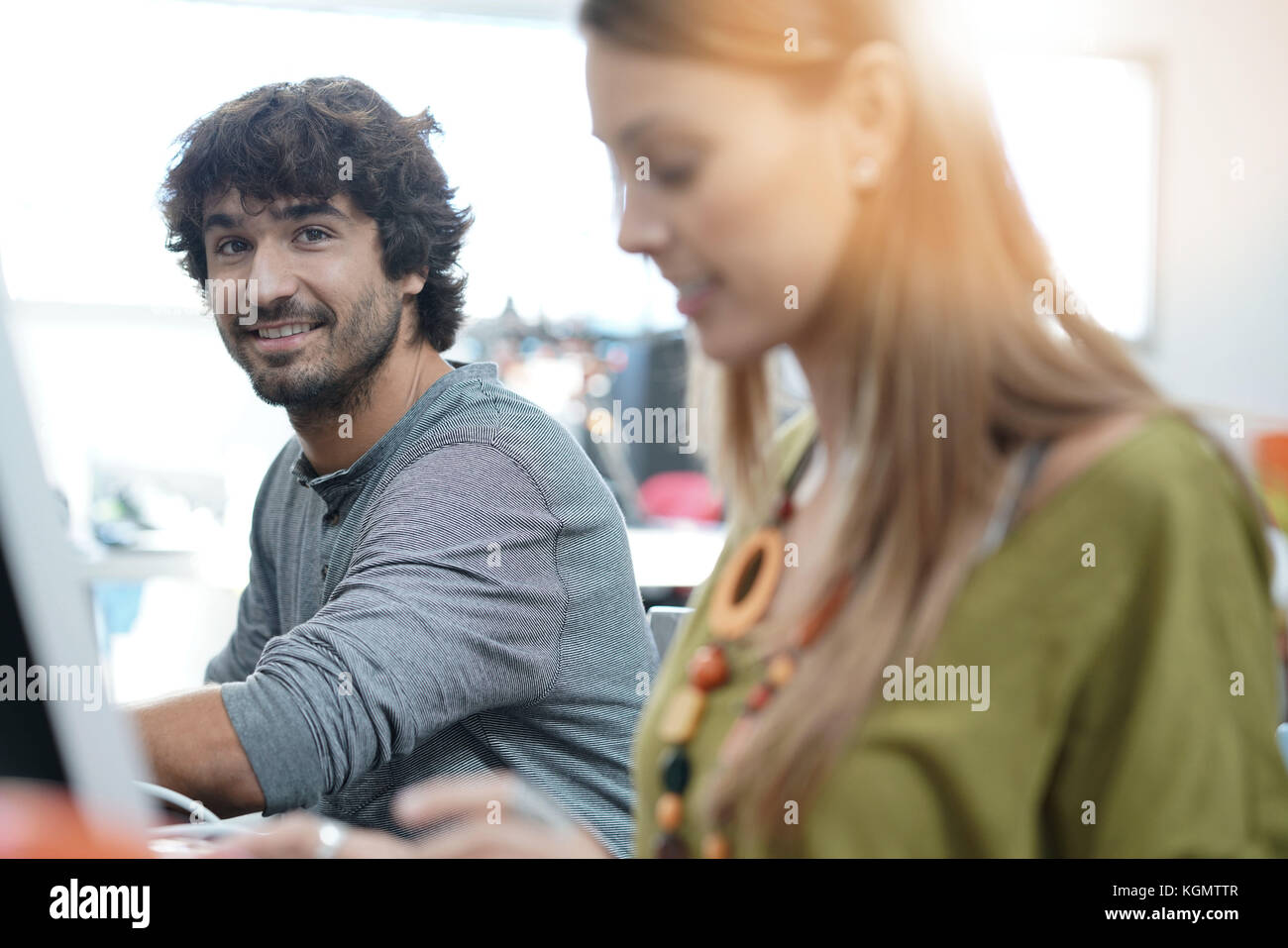 Ritratto di uomo che lavora in ufficio, start-up Foto Stock