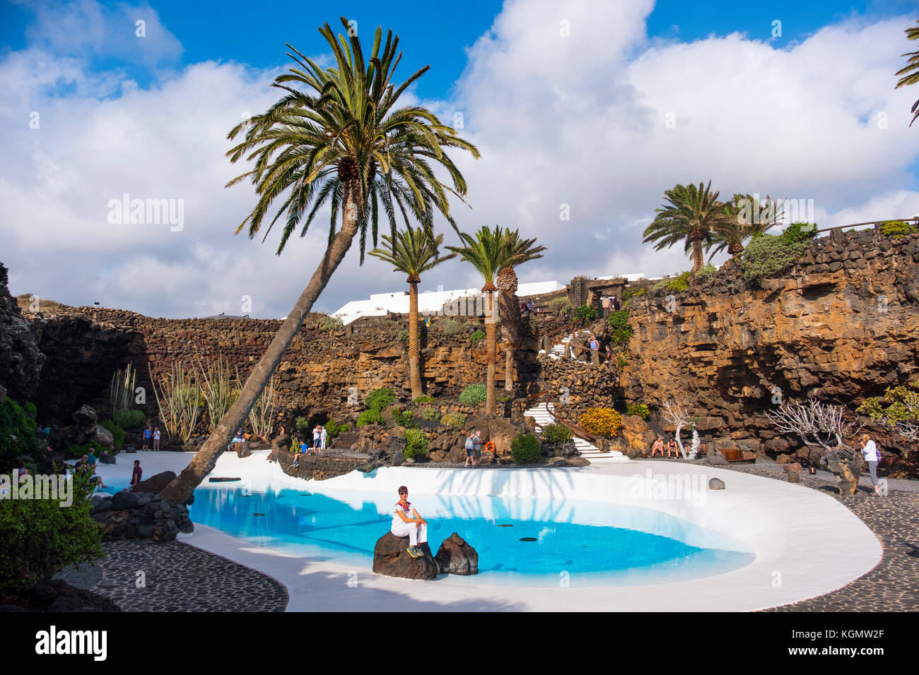 Giardino e piscina. Jameos del Agua. Centro d'Arte, Cultura e Turismo creato da César Manrique. Haria. Isola di Lanzarote. Isole Canarie Spagna. Europa Foto Stock