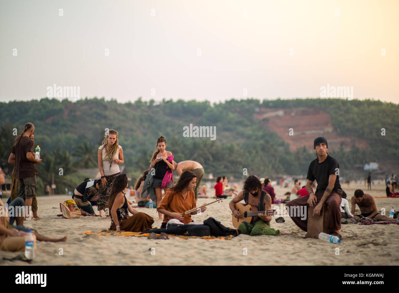 Hippes sulla spiaggia di Gokarna, India a sunet. Foto Stock