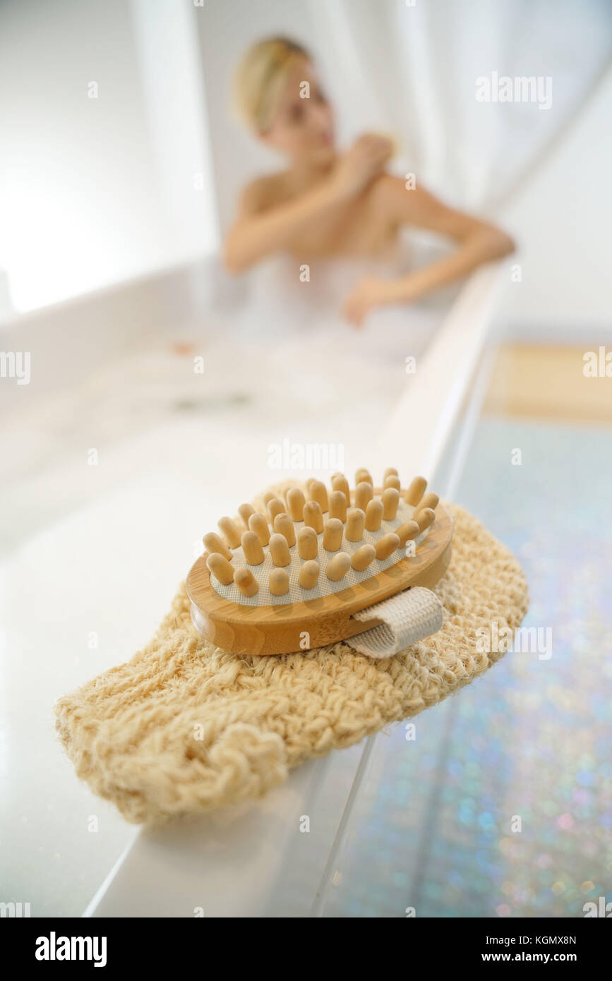 Primo piano di massaggio con guanti impostato sulla vasca da bagno Foto Stock