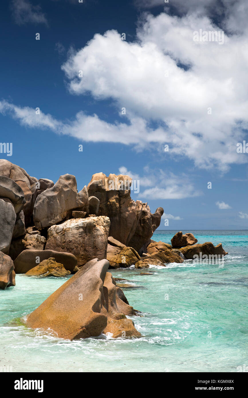 La Seychelles, La Digue, Anse Cocos Beach, eroso di roccia di granito della formazione in mare Foto Stock