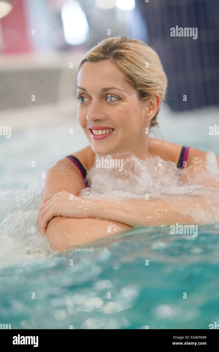 Donna di mezza età godendo il bagno termale nel centro di talassoterapia Foto Stock