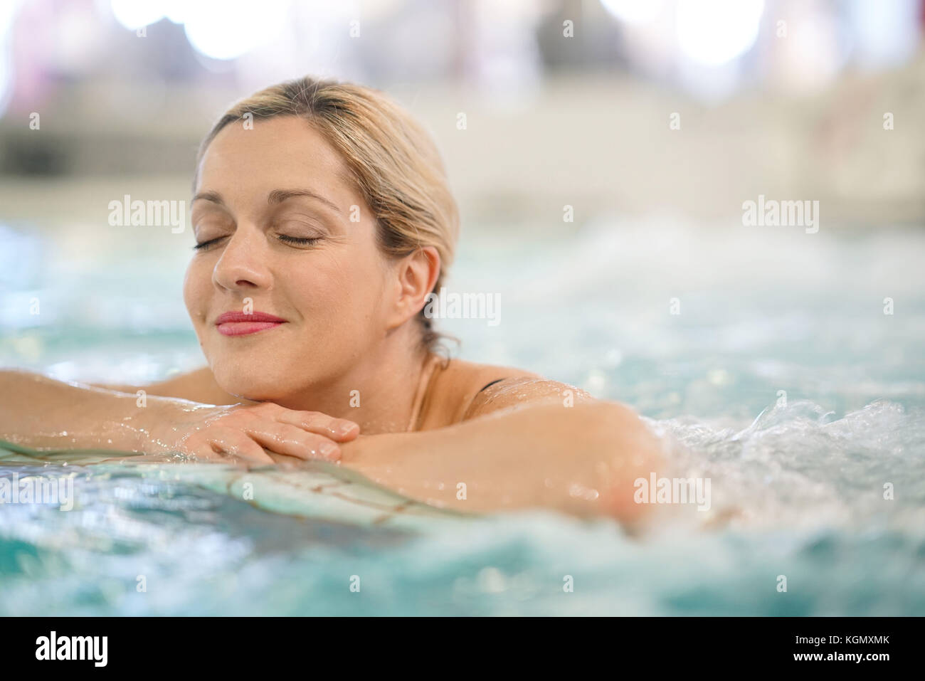 Donna di mezza età godendo il bagno termale nel centro di talassoterapia Foto Stock