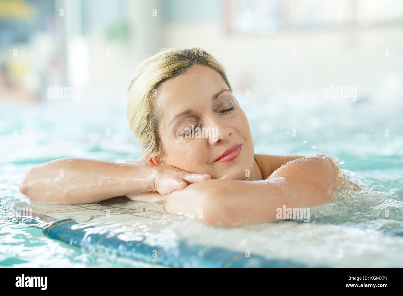 Donna di mezza età godendo il bagno termale nel centro di talassoterapia Foto Stock
