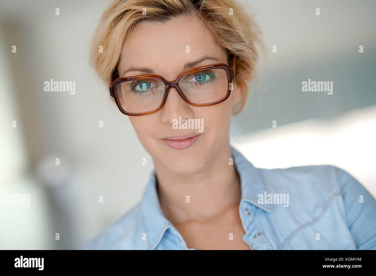 Ritratto di bionda di mezza età donna che indossa occhiali Foto Stock