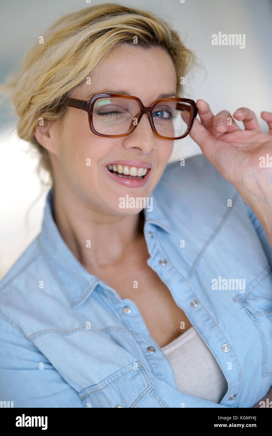 Ritratto di bionda di mezza età donna che indossa occhiali Foto Stock