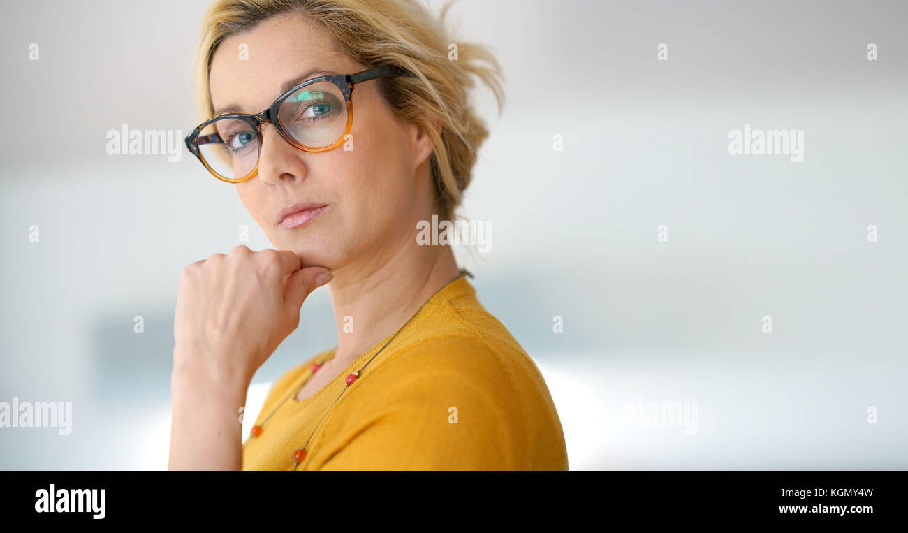 Ritratto di bionda di mezza età donna che indossa occhiali Foto Stock