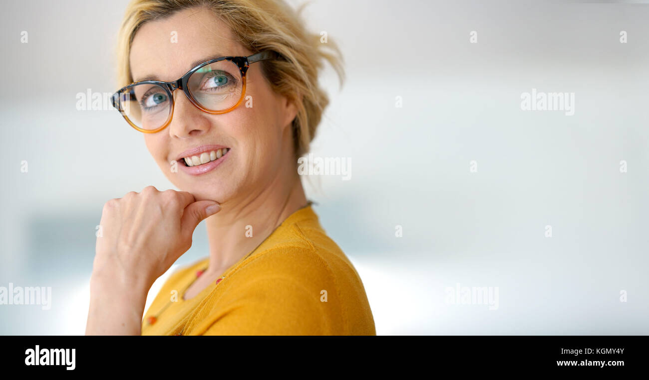 Ritratto di bionda di mezza età donna che indossa occhiali Foto Stock