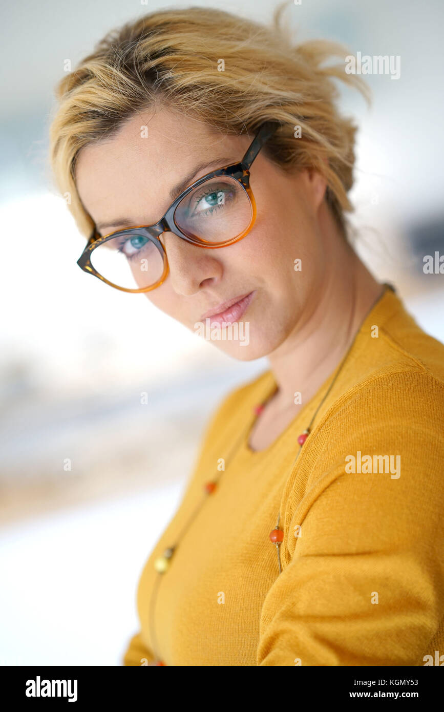 Ritratto di bionda di mezza età donna che indossa occhiali Foto Stock