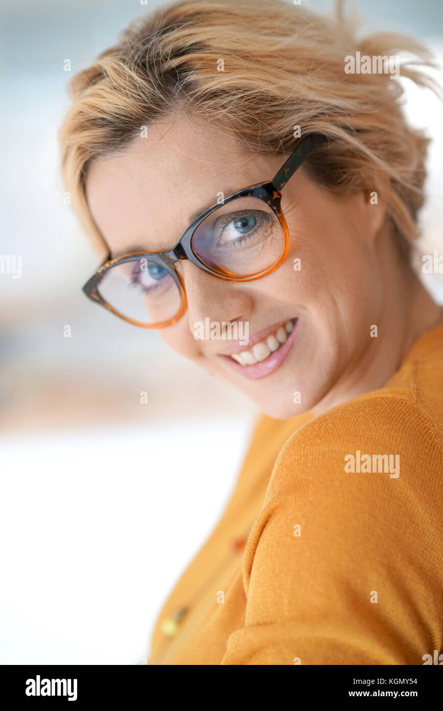 Ritratto di bionda di mezza età donna che indossa occhiali Foto Stock