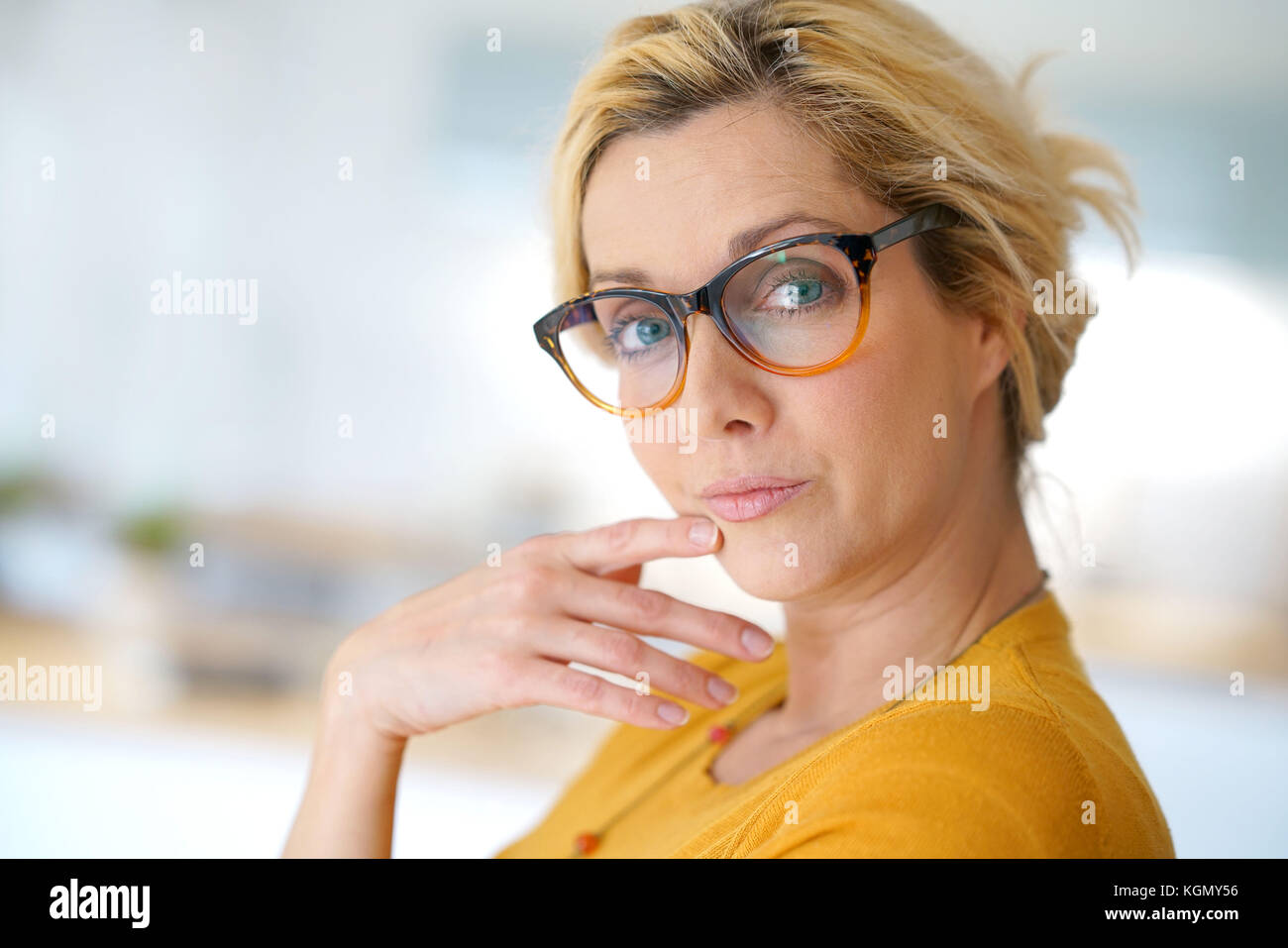 Ritratto di bionda di mezza età donna che indossa occhiali Foto Stock