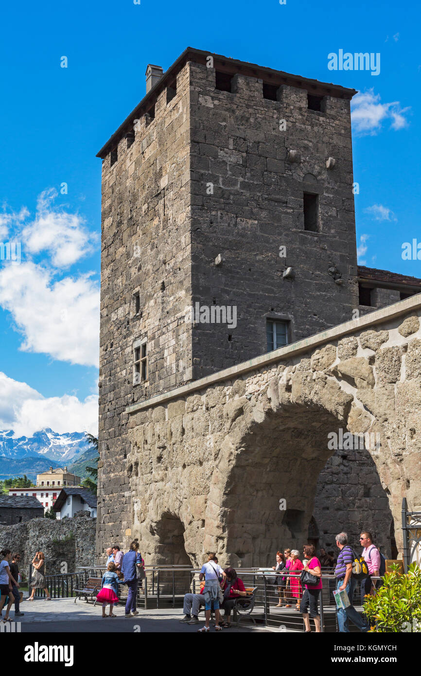 Aosta, Valle d'Aosta, Italia. Il praetorian cancello o porta praetoria che dava accesso orientale alla città romana di Augusta Praetoria. Foto Stock