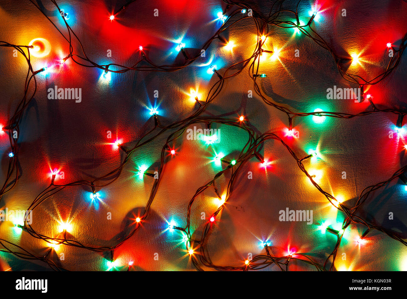 Colorate luci di Natale su uno sfondo nero. Natale e Anno nuovo decor. Foto Stock