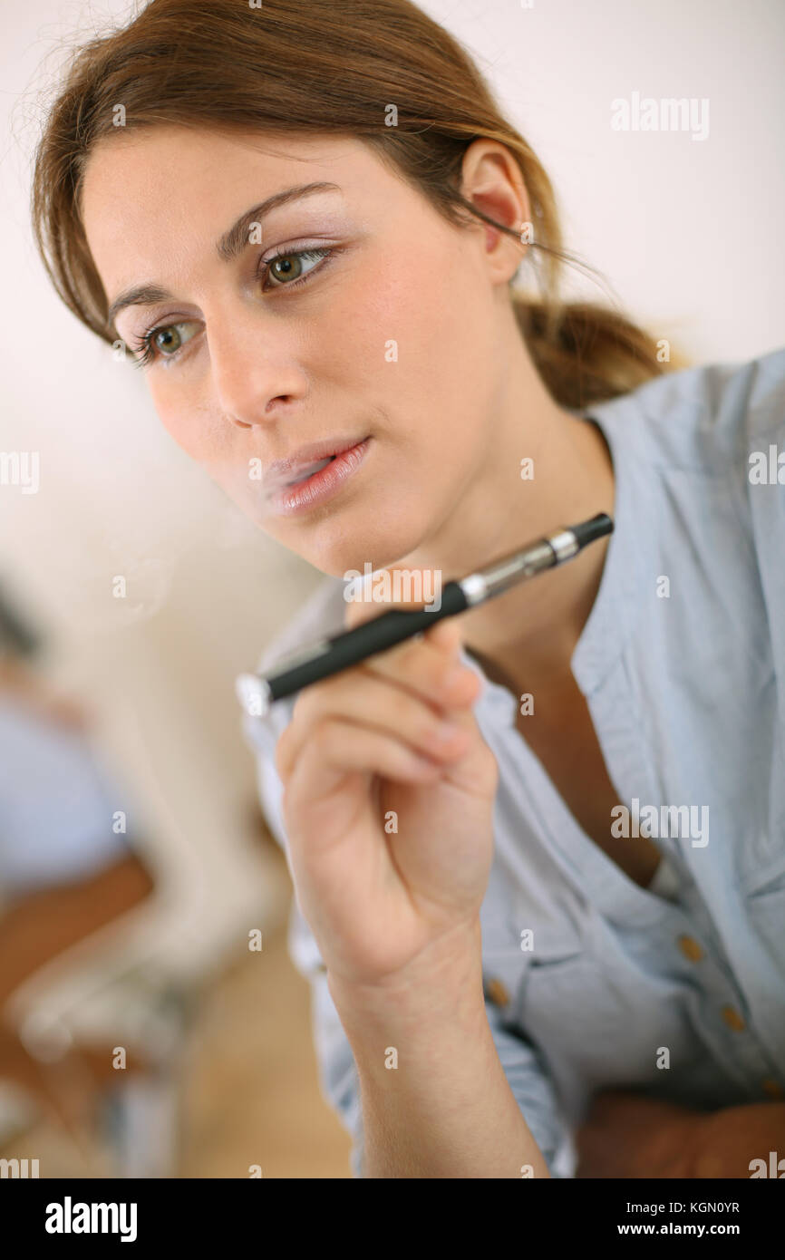 Ritratto di donna fumo con la sigaretta elettronica Foto Stock