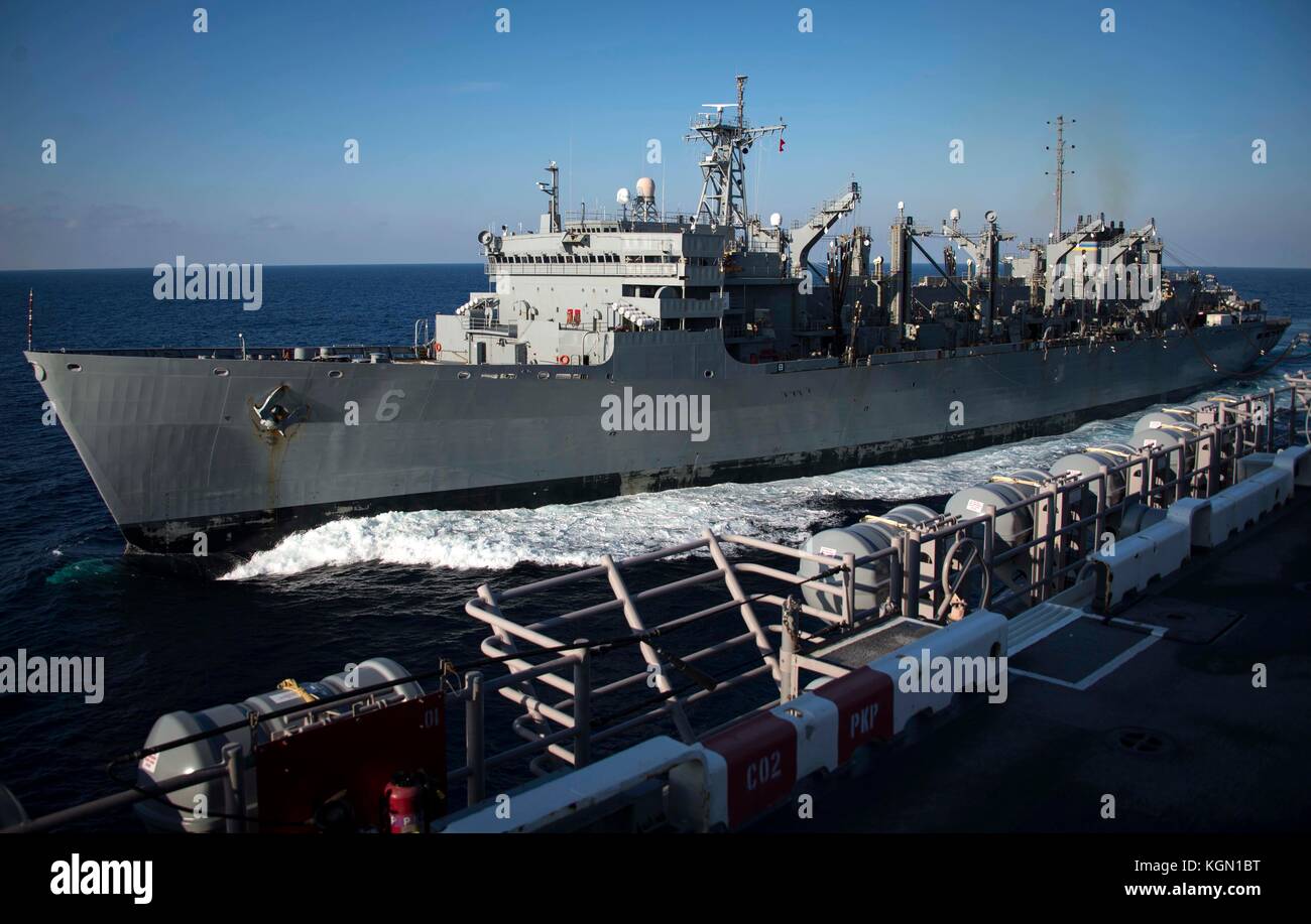 Il combattimento veloce nave appoggio USNS alimentazione (T-AOE 6) refuels l assalto anfibio nave USS Iwo Jima (LHD 7). Iwo Jima, c Foto Stock