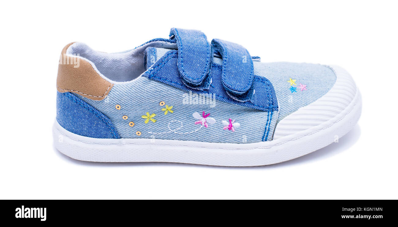 Moda denim scarpe per bambini per i più piccoli piedi. bambini sneakers  isolati su sfondo bianco Foto stock - Alamy