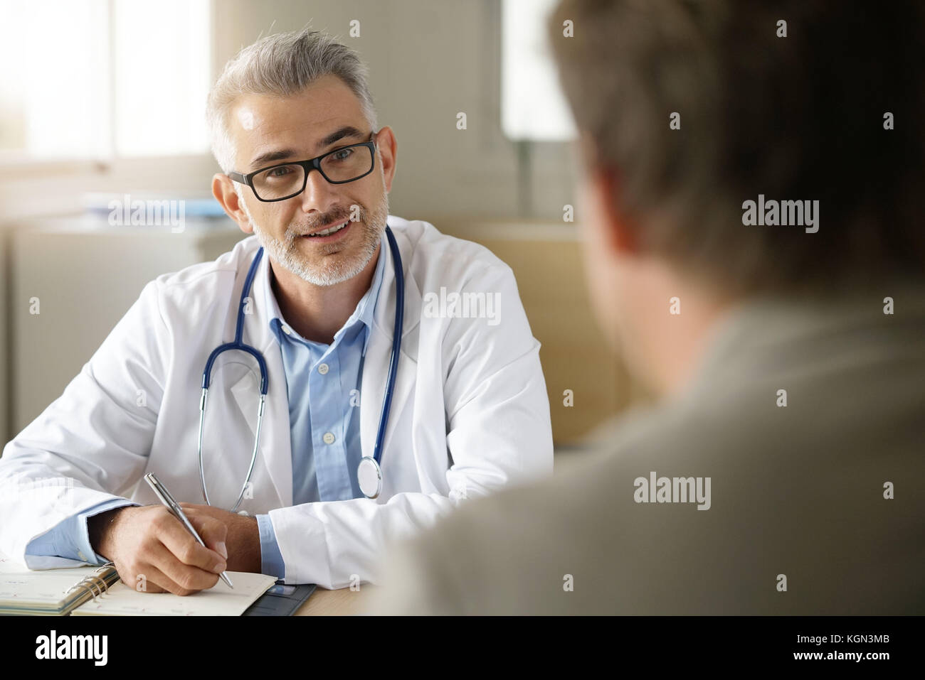 Medico di parlare al paziente in ufficio Foto Stock