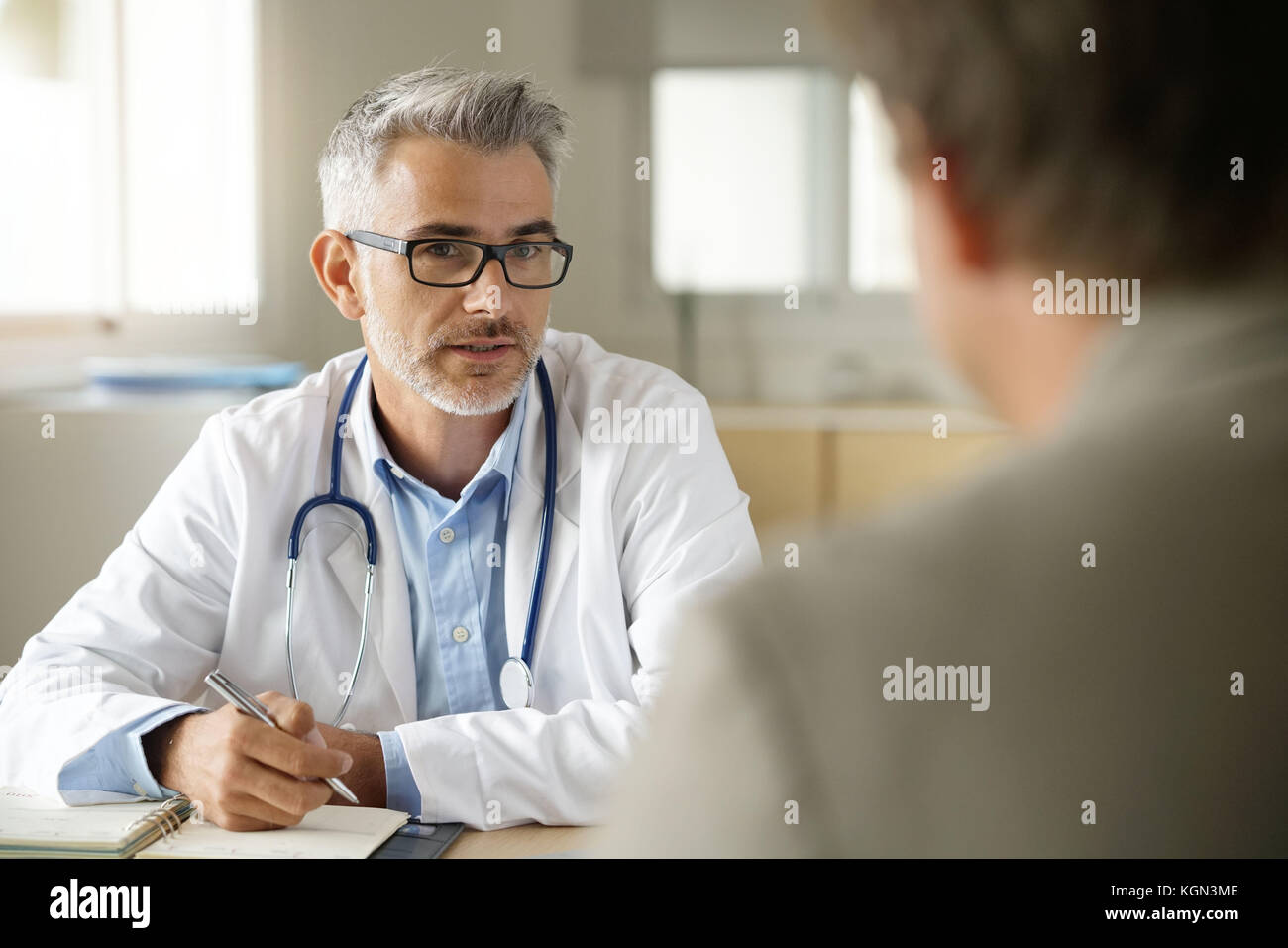 Medico di parlare al paziente in ufficio Foto Stock