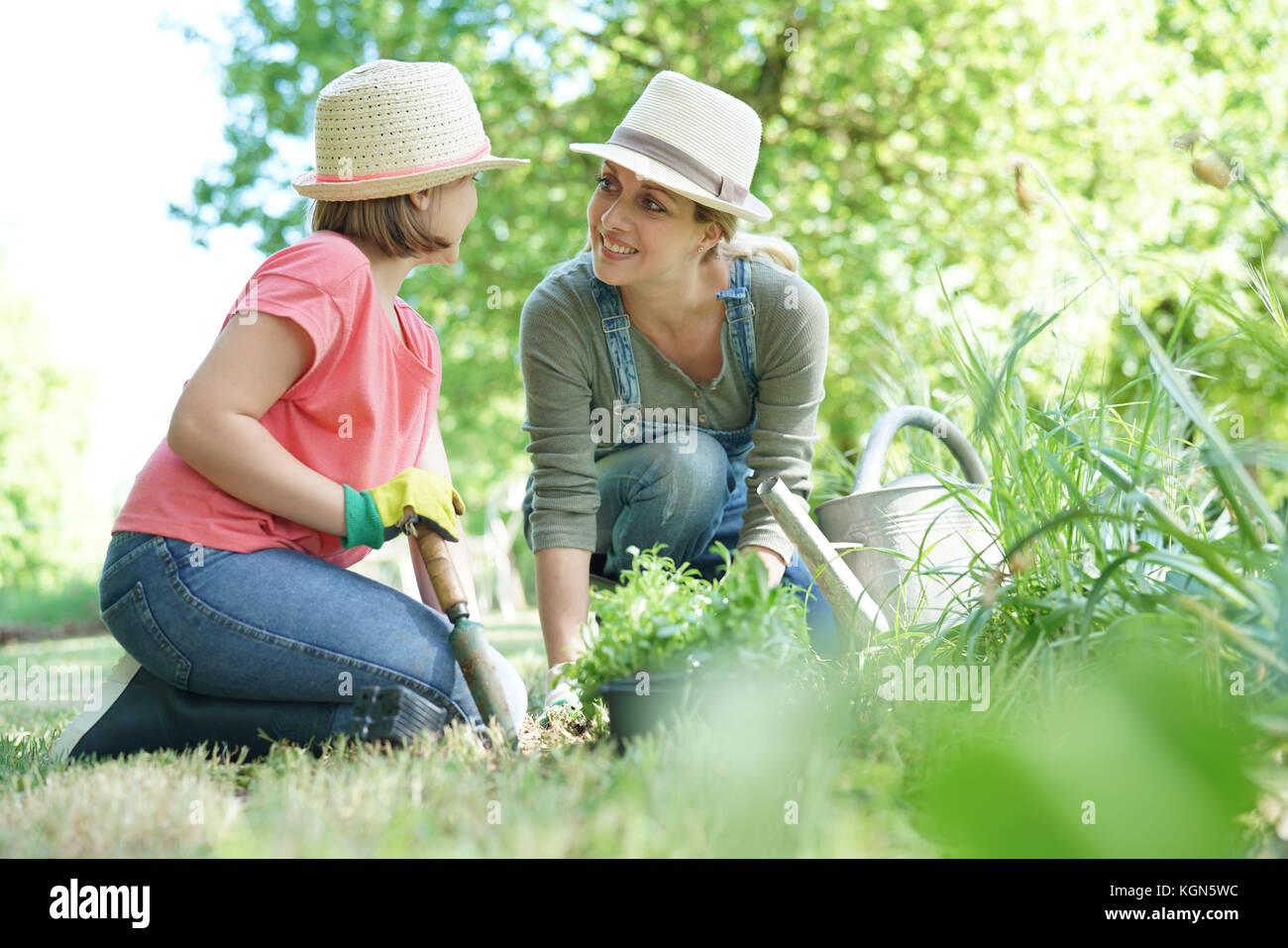 Madre e figlia insieme di giardinaggio Foto Stock