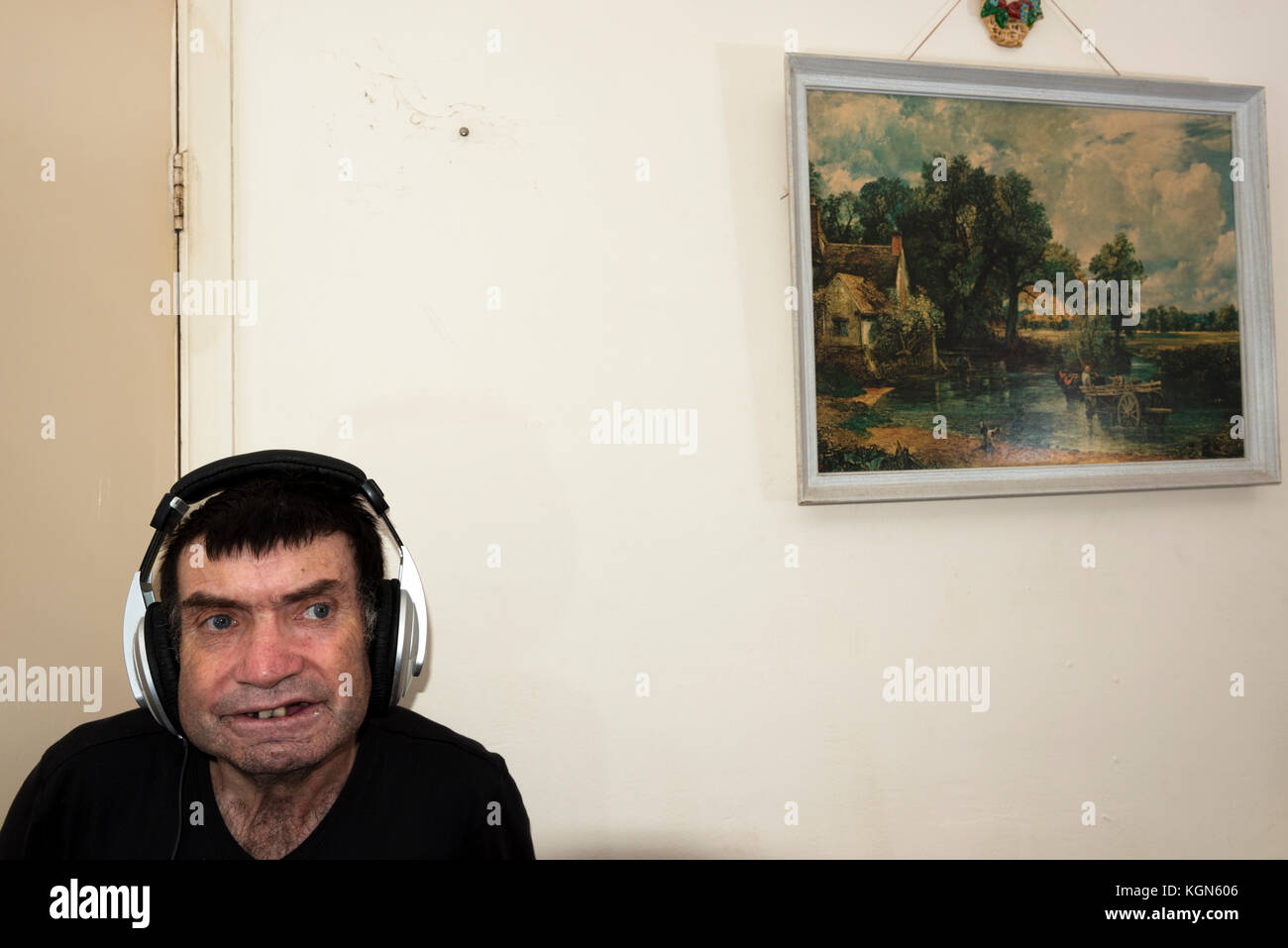 Uomo con difficoltà di apprendimento ascolto di musica Foto Stock