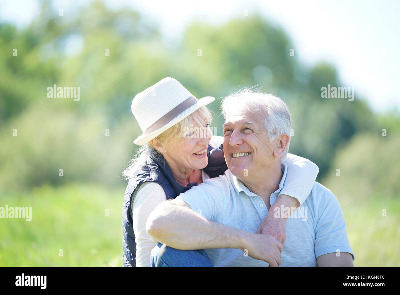 Coppia senior relax in campagna Foto Stock