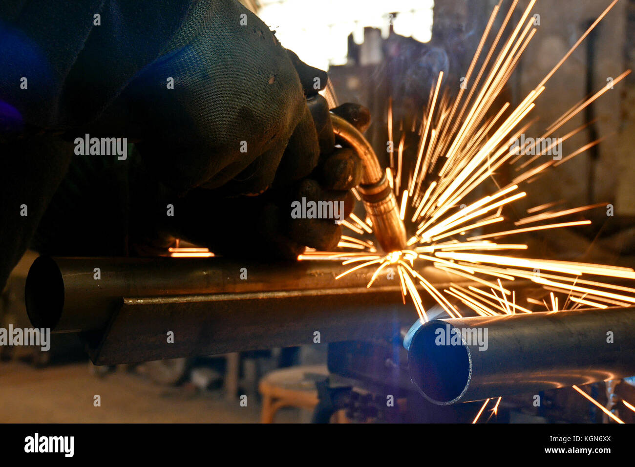 Lavoratore di saldatura tubo di ferro in laboratorio. Foto Stock