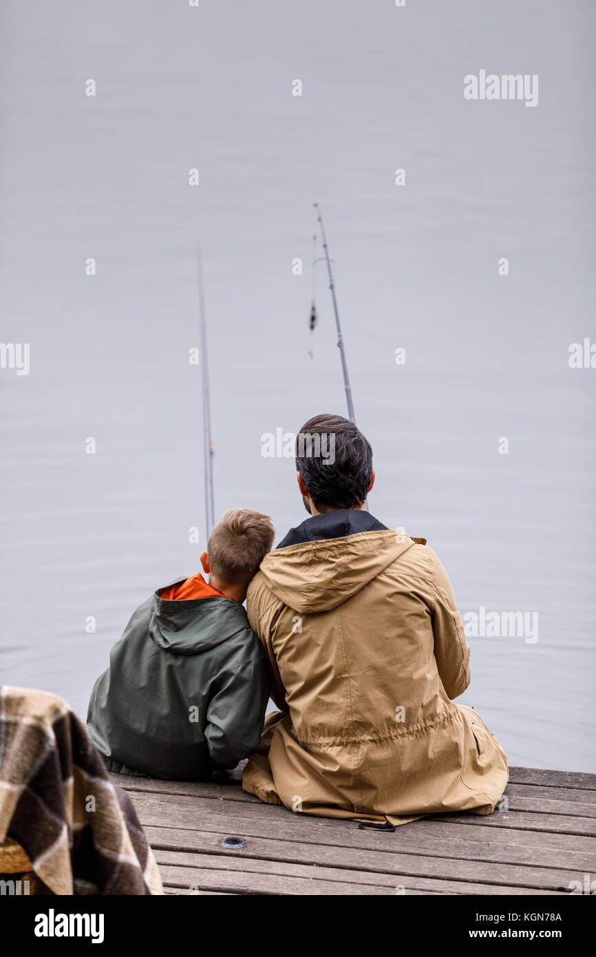 Il padre e il Figlio insieme di pesca Foto Stock