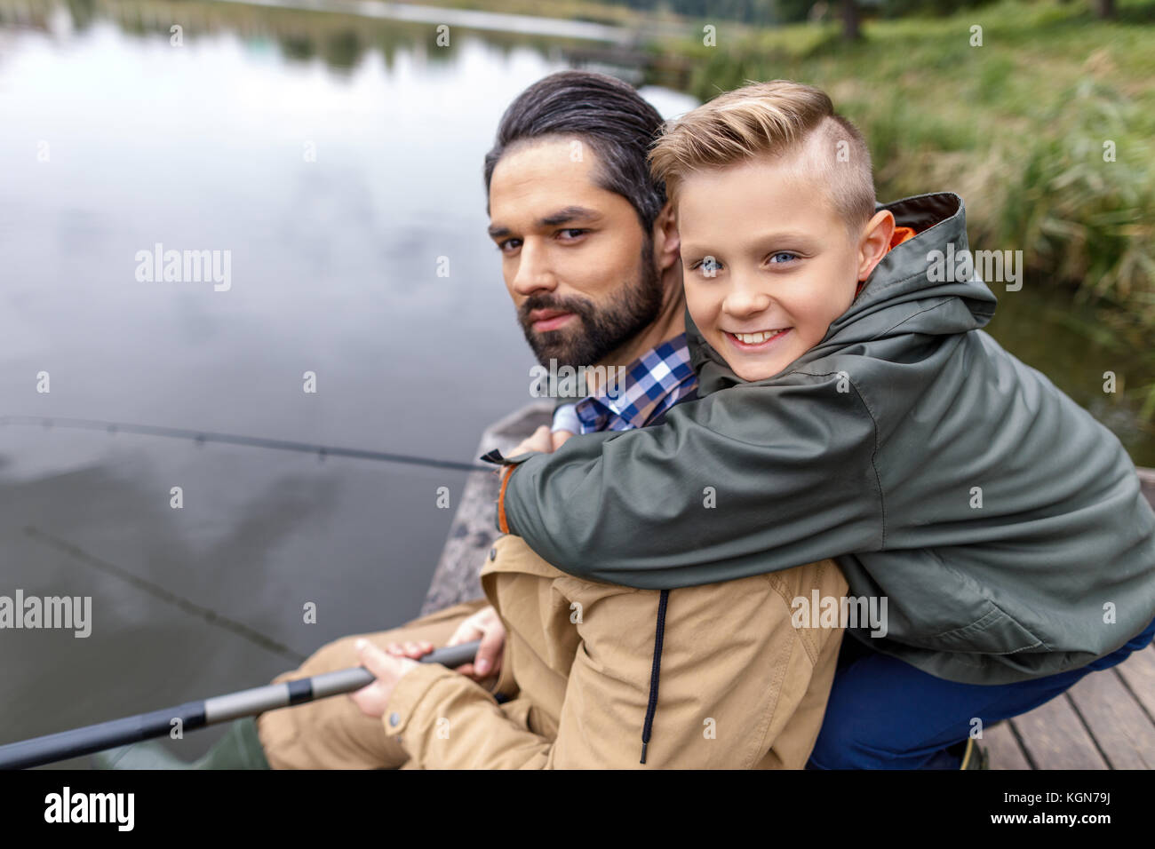 Padre e figlio la pesca con aste Foto Stock