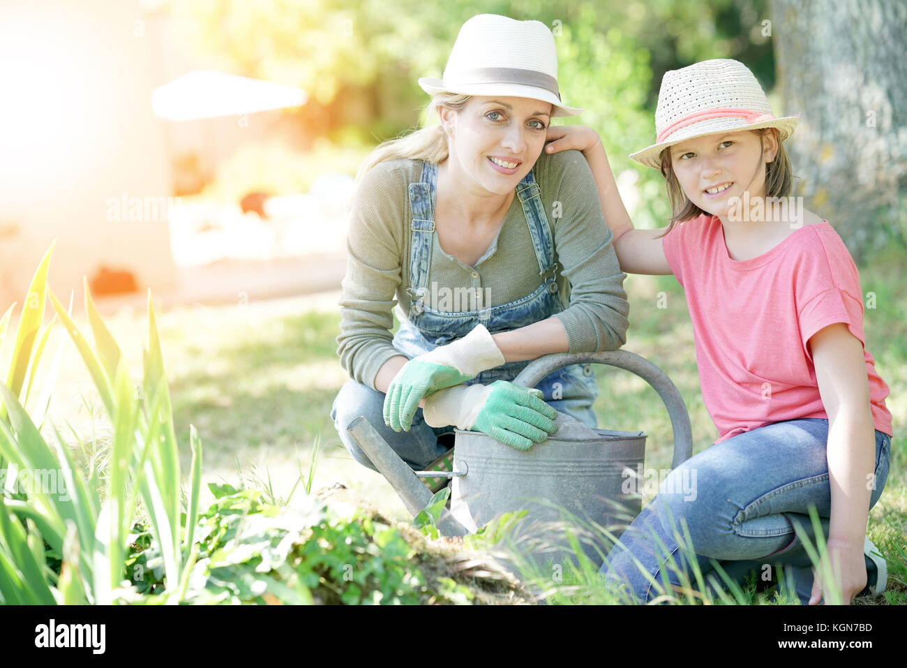 Ritratto di Madre e figlia insieme di giardinaggio Foto Stock