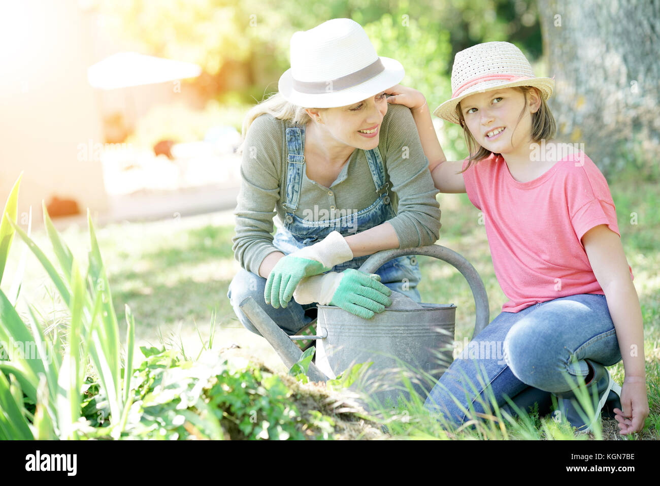 Ritratto di Madre e figlia insieme di giardinaggio Foto Stock