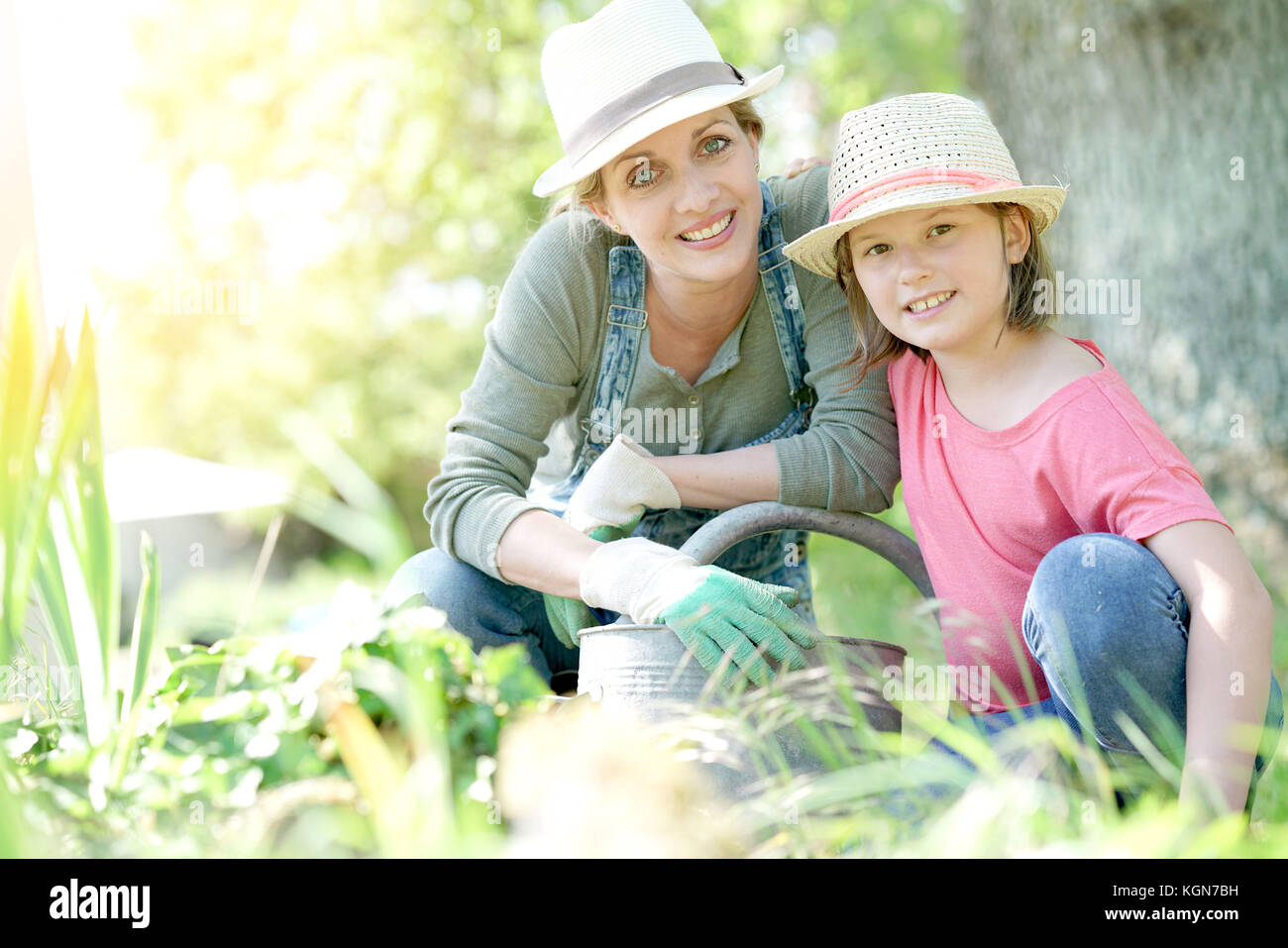 Ritratto di Madre e figlia insieme di giardinaggio Foto Stock